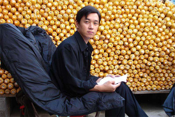 4月16日财经早餐:关税政策反反复复,金价历史高位附近徘徊,特朗普签署行政令调查关键矿物安全风险